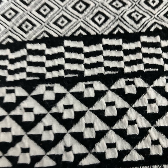 Pattern Crop Top - Picture 2 of 3